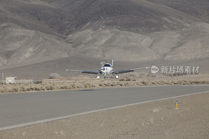 豪华私人飞机，Cirus SR 22练习起飞和降落。